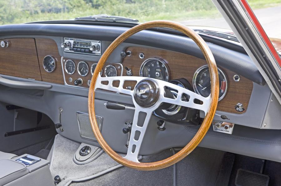 Панель приборов Jensen CV8 (Mk II) 1963 года  (фото 9 из 24)